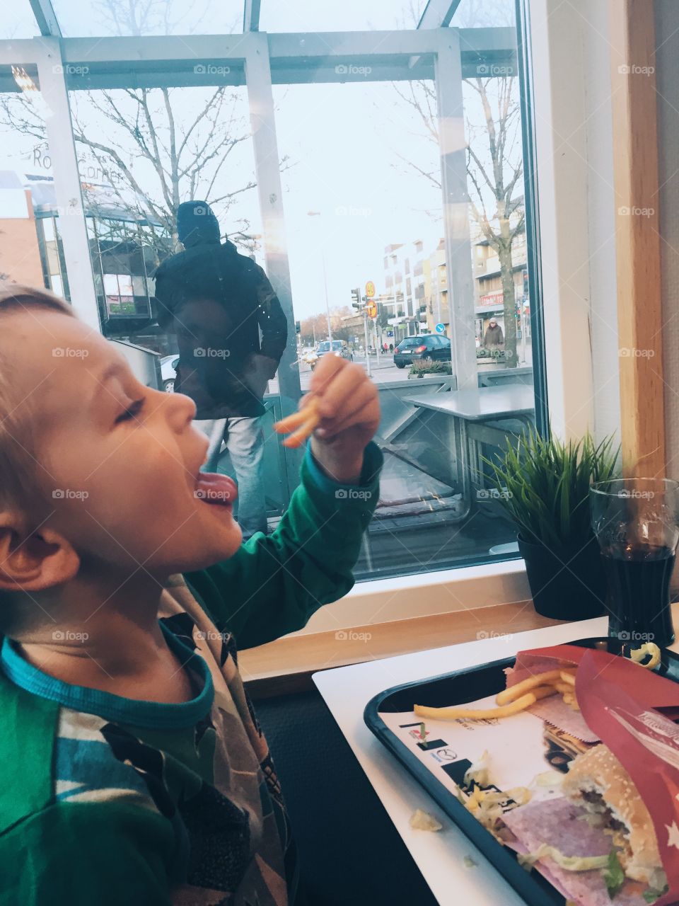 Boy eating pommes frites