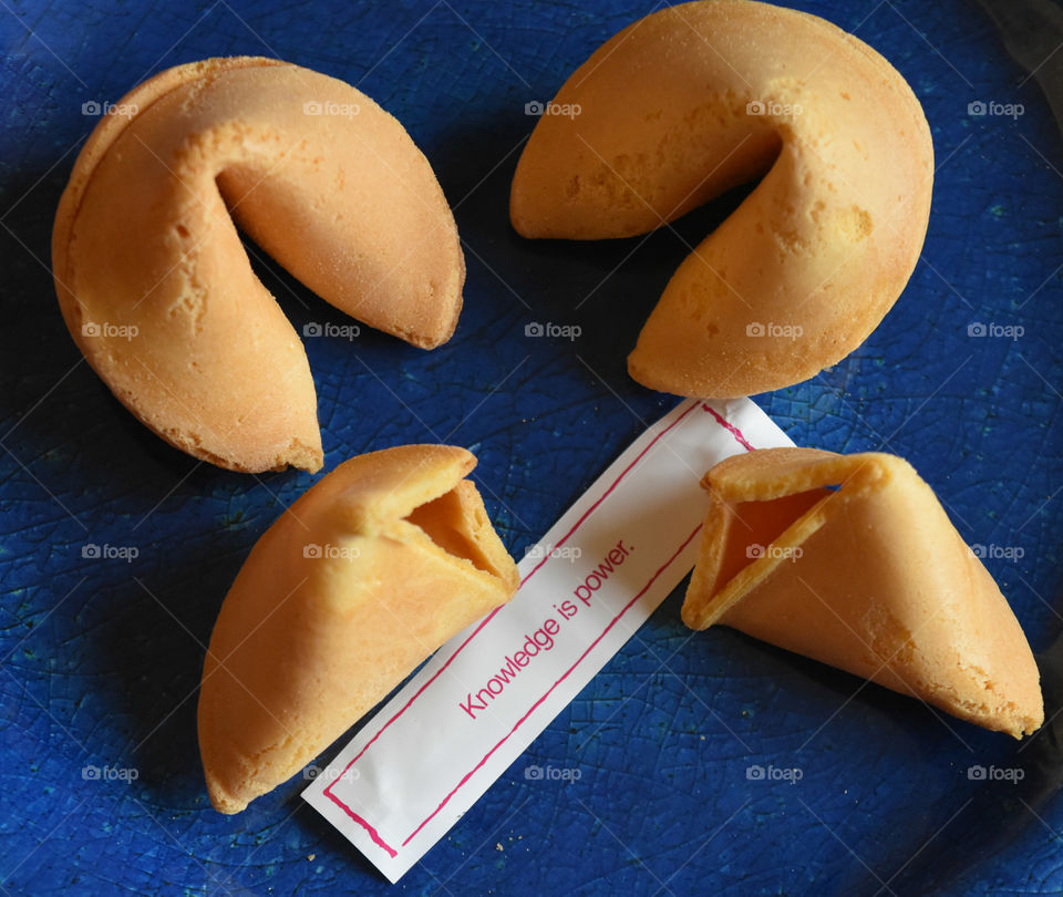 Fortune cookies and fortune on a blue plate