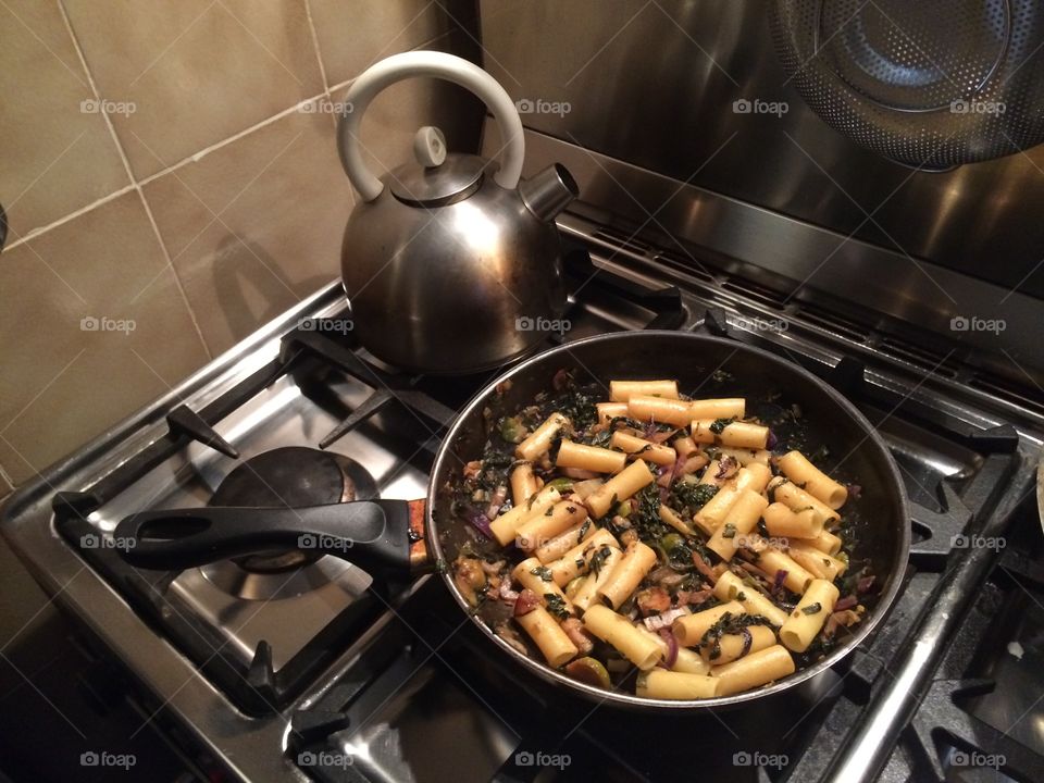 Pasta tipo maccheroni saltata in padella con aglio olio peperoncino cavoletti e cavoli neri 