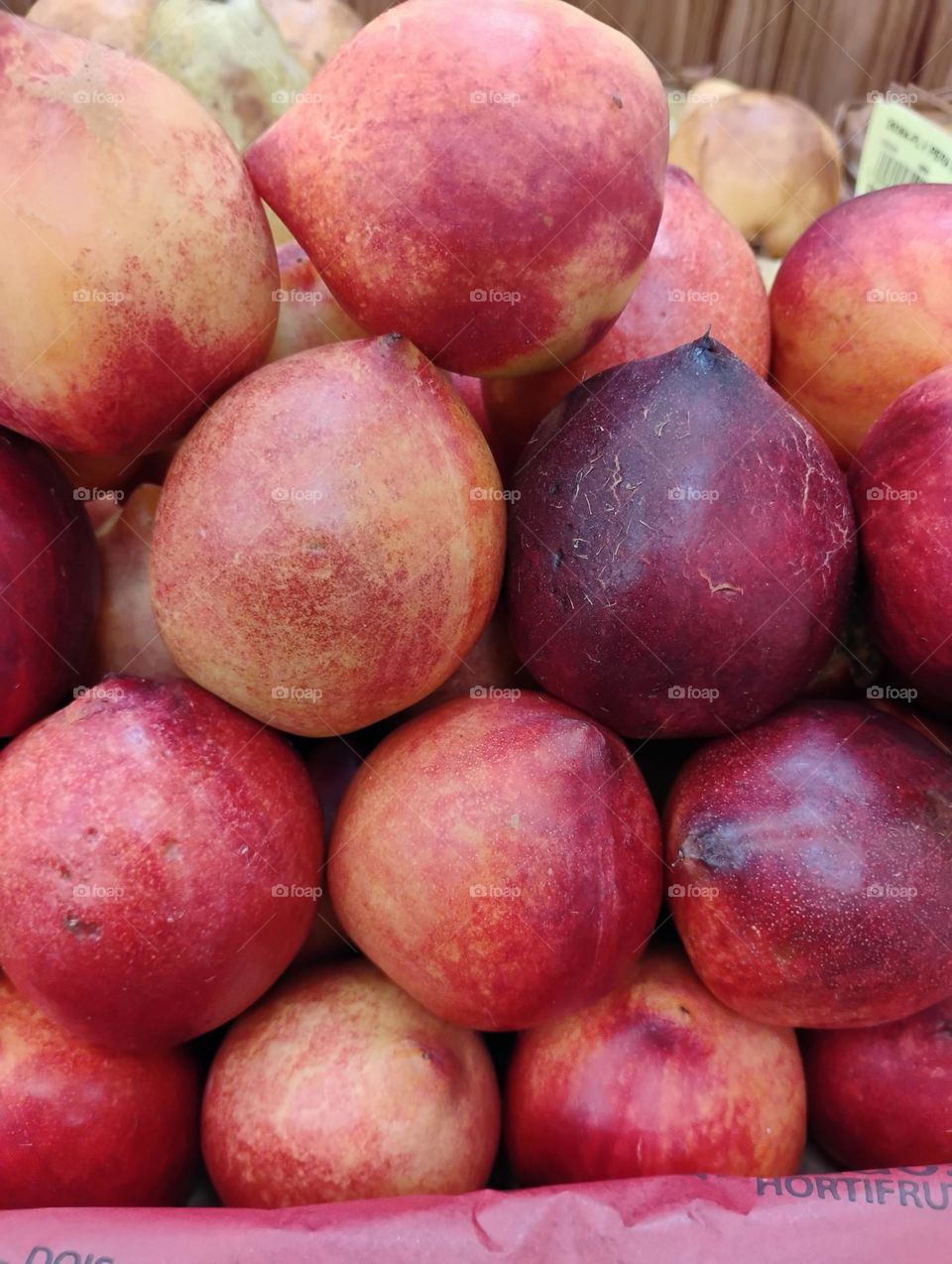 Nectarina é uma variação genética do péssego, que possui pele lisa, brilhante e polpa macia. A fruta pode ser consumida com  ou sem a casca in natura, em sucos, geleias, sorvetes e outras receitas