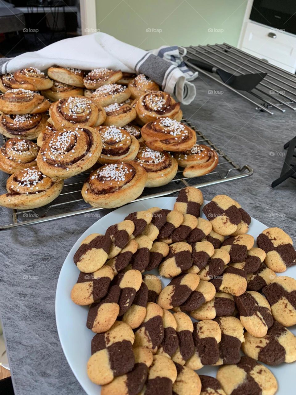 Cinnamon buns and cakes ready to eat