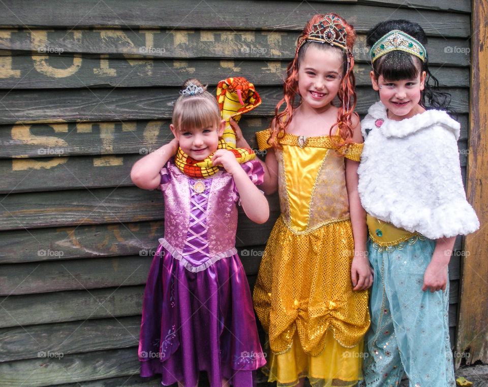 Clash of colours: As we were looking for a place to eat I tried to get in some more pictures while there costumes were still intact. This time the big sisters had another strategy for keeping a smile on the wee ones face. Ahhh, got to love sisters! 🐍