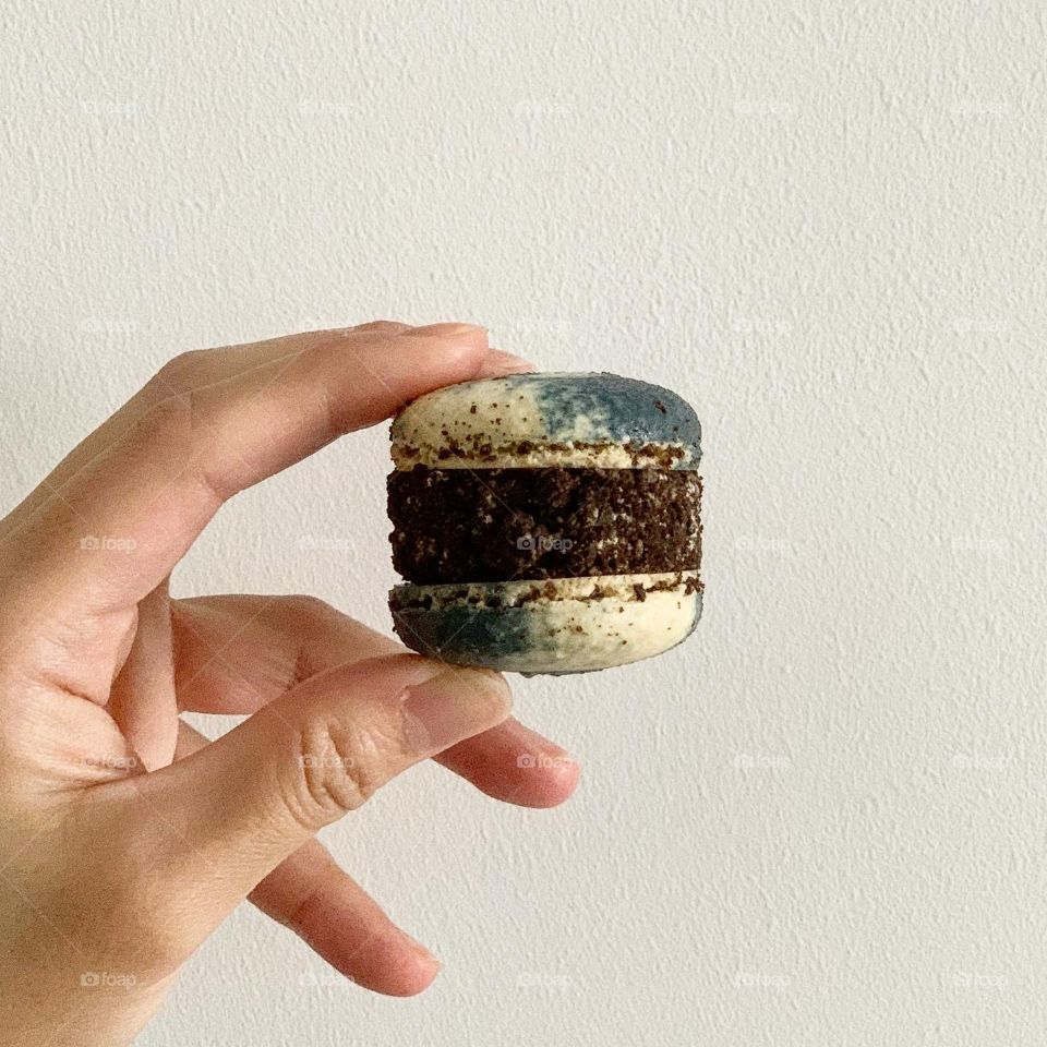 Holding onto Oreo cream fat macaron 