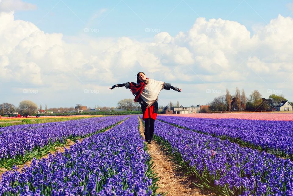 Beautiful girl in a tulip field