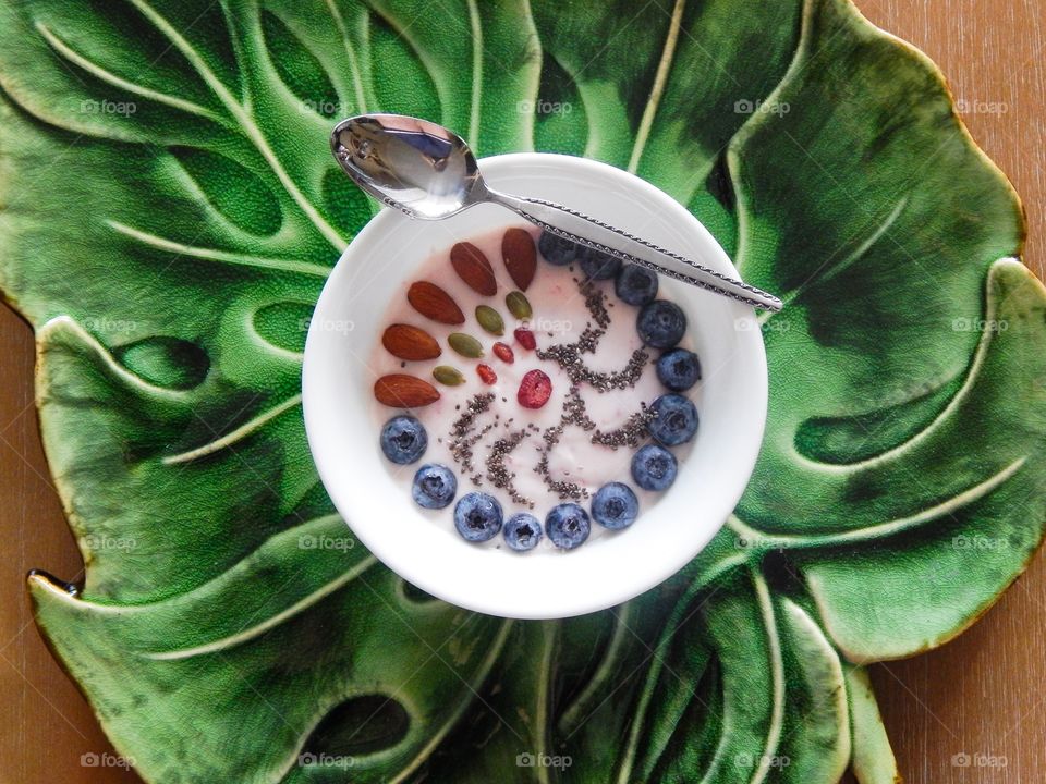 A tropical fruit smoothie bowl