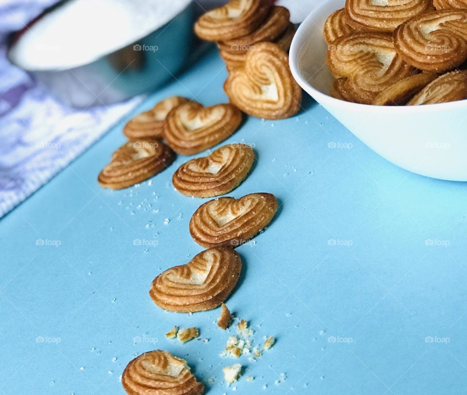 Little heart cookies made with sugar which are delicious 🤤