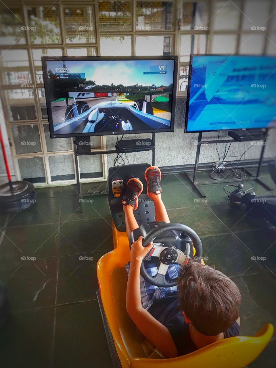 criança jogando play game