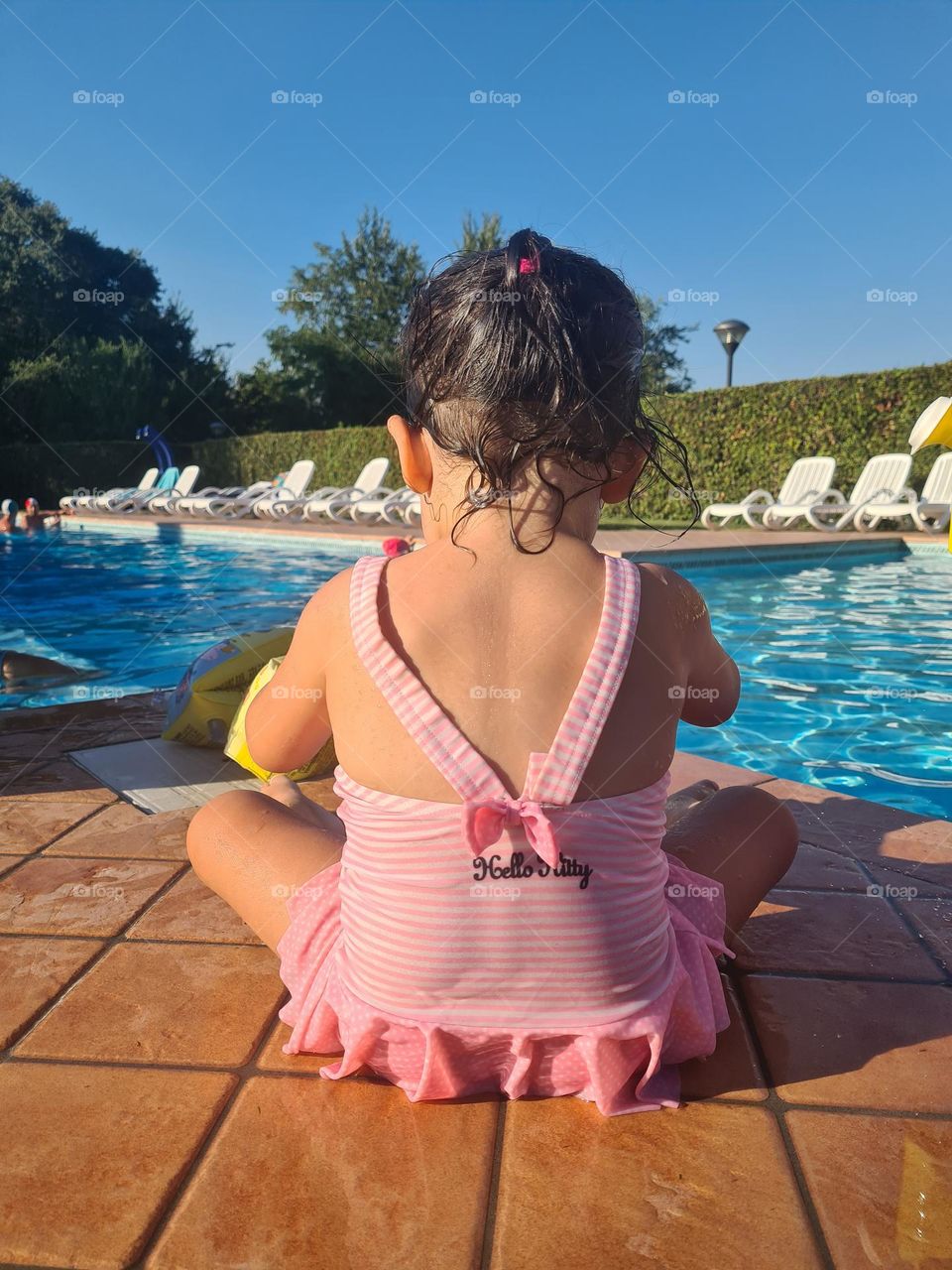 bambina in piscina