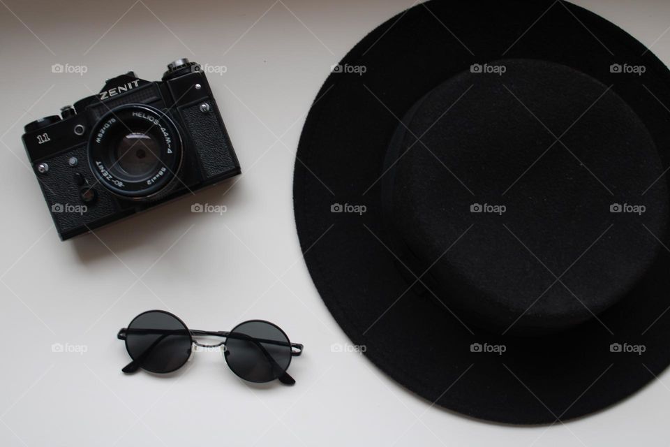 Old camera, glasses and hat