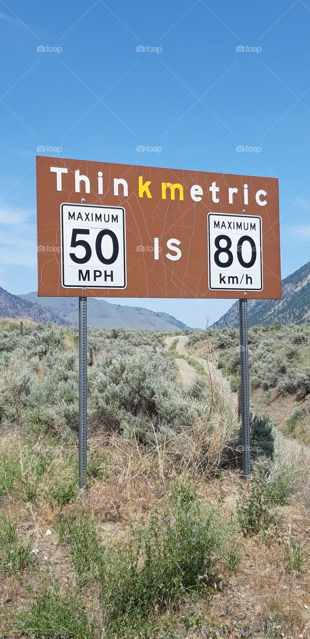 road sign at the US Canada border