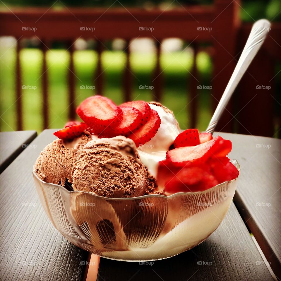Ice Cream With Strawberries, Ice Cream Sundae, Homemade Ice Cream Sundae, Delicious Desserts, Cool Treats, Food Photography 