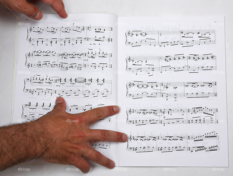 Man hands and musical notes 