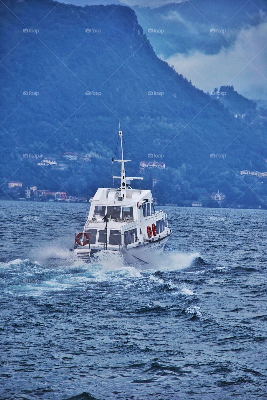 Cruising Lake Como