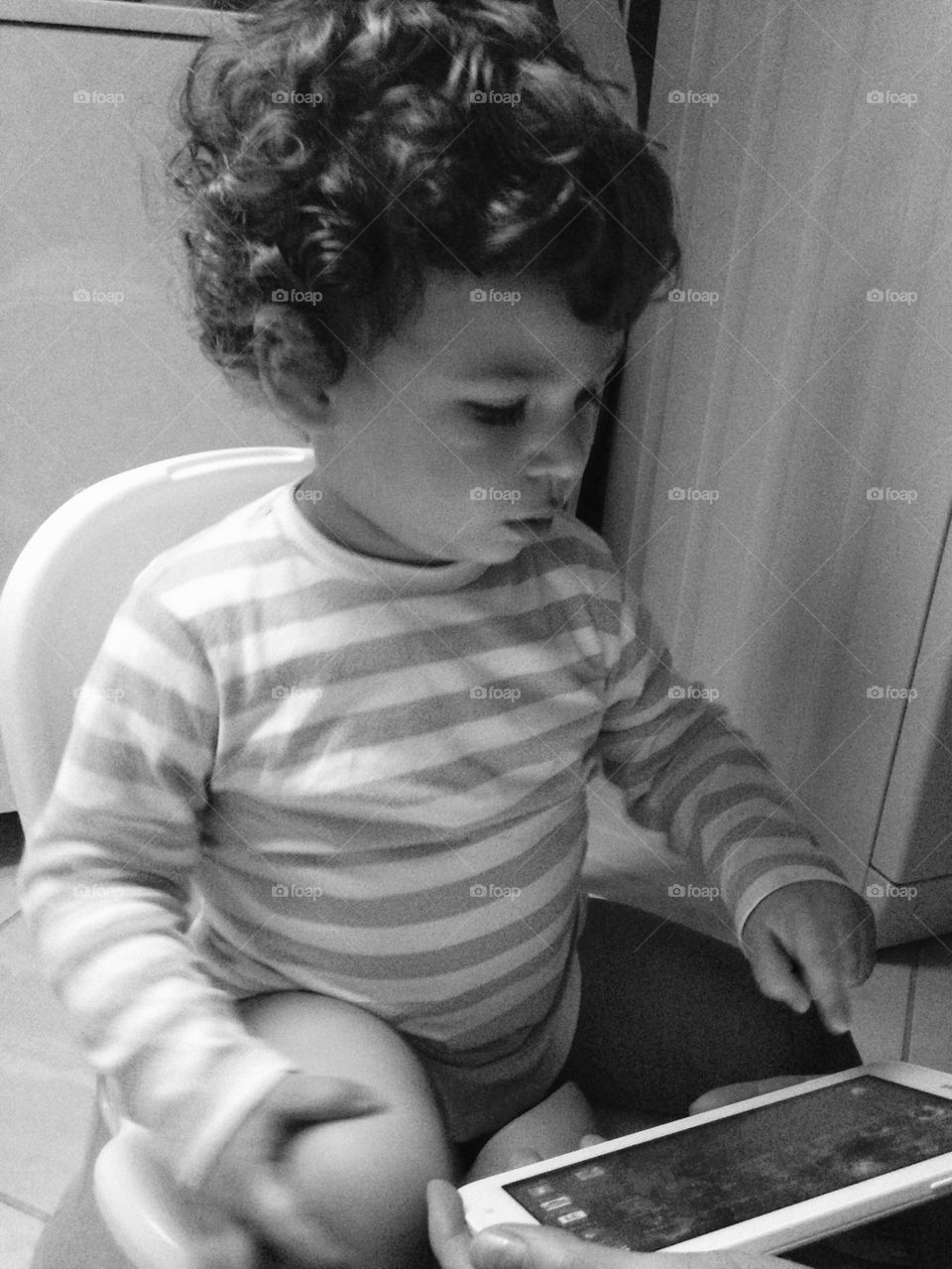 Chlopiec z kręconymi włosami