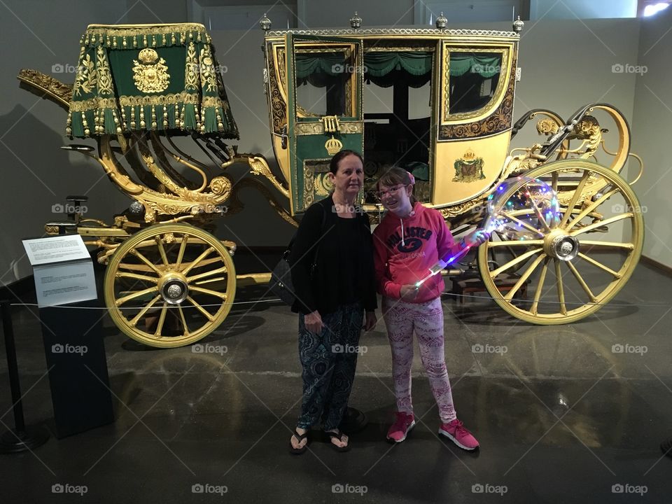 Minha sogra e minha filha diante da carruagem do Imperador Dom Pedro II é usada para transportar a Princesa Isabel. Foi restaurada e está no museu de Petrópolis (Brasil) - Brazilian Imperial Museun