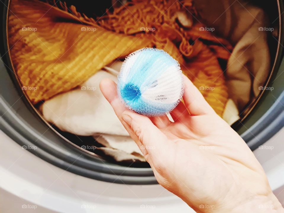 ball removes lint from the clothes in the washing machine