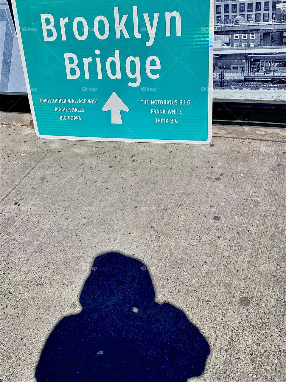 When crossing the “Brooklyn Bridge” we enters the home of “Christopher Wallace”, “Biggie Smalls” a.k.a. the “Notorious B.I.G.”, the famous rap and hip hop recording artist who is being remembered again with an art show. 2023. Hypnotic Productions