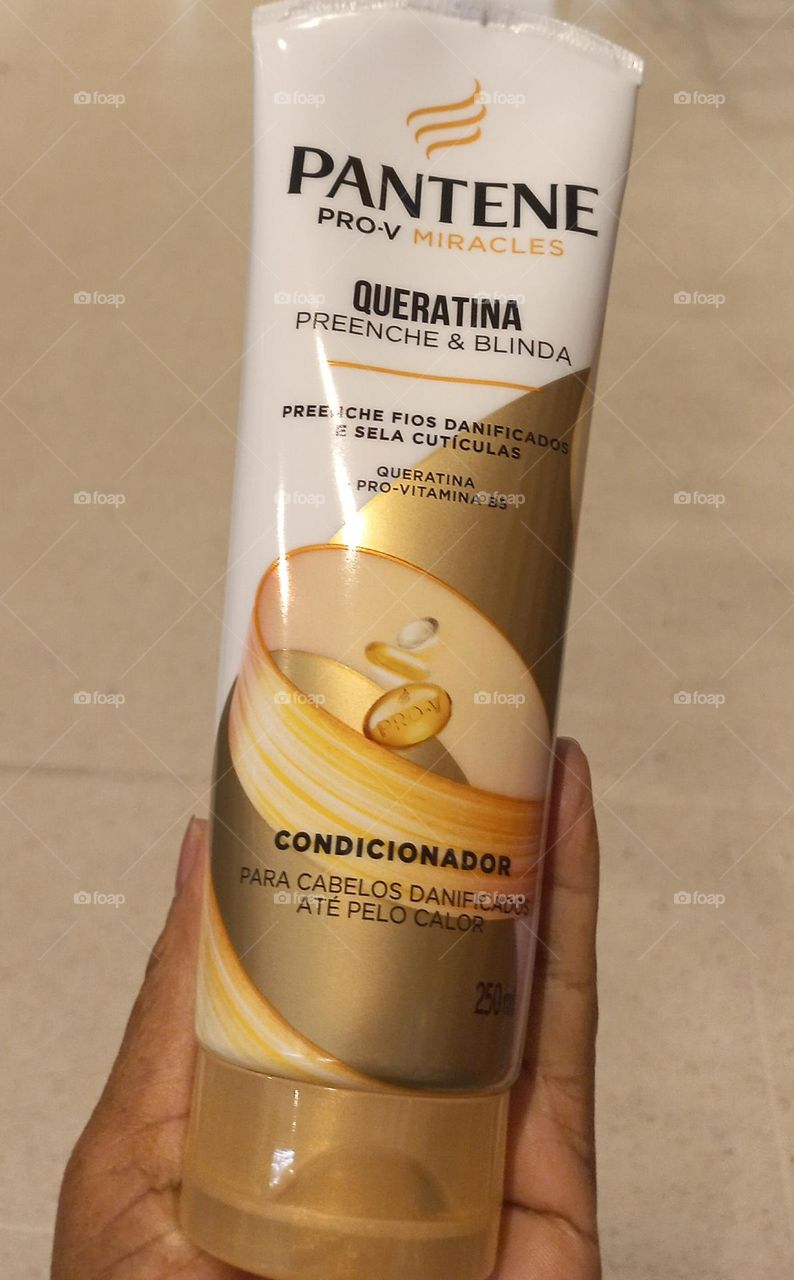 O Condicionador PANTENE QUERATINA PREENCHA & BLINDA,  promove o fortalecimento  e, a recuperação dos fios danificados,  diminuindo a quebra  e deixando os cabelos macios, suaves e brilhantes.  A PANTENE  Promove a beleza dos seus cabelos