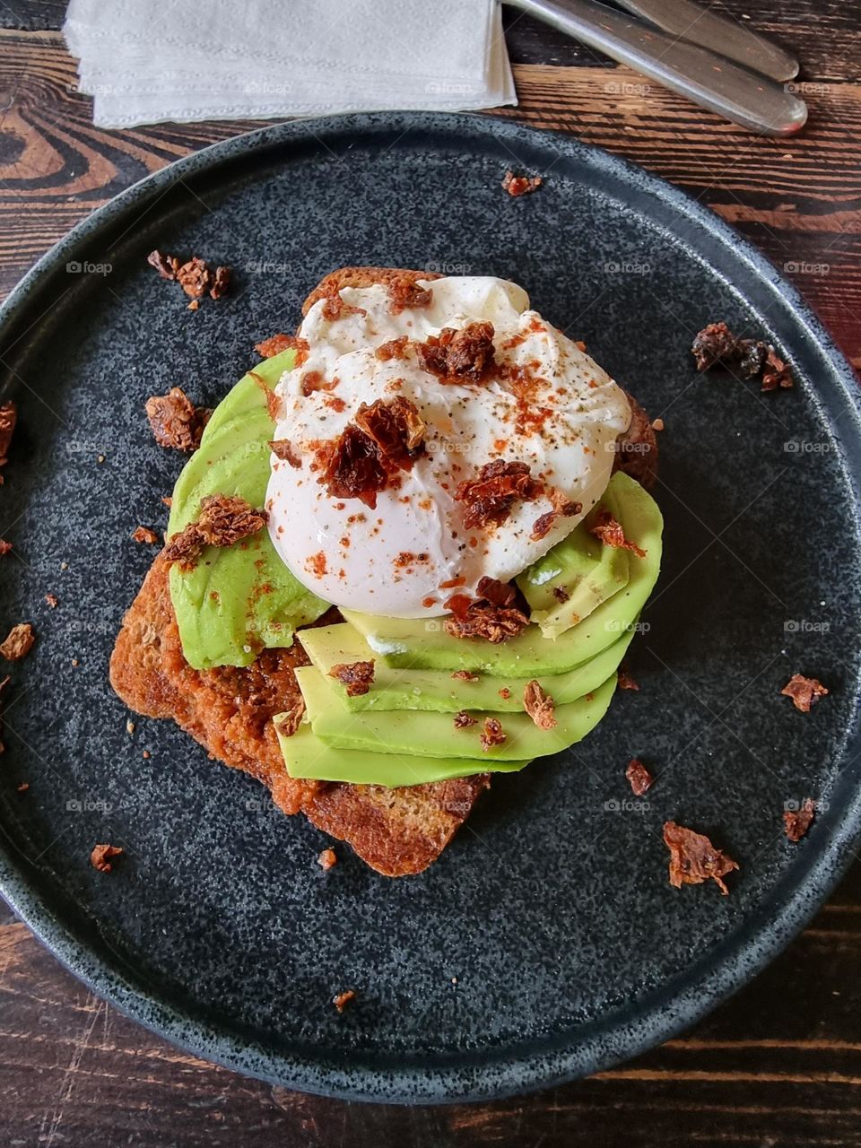 Delicious avocado toast (with poached egg on a crispy slice of bread)