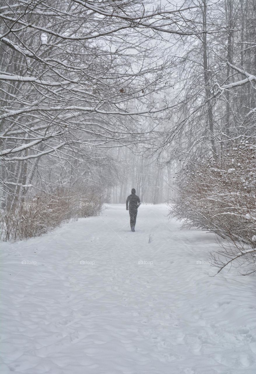 running men outside, winter landscape, sports time