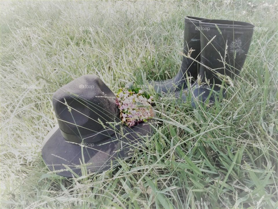 O chapéu e as botas de campo.