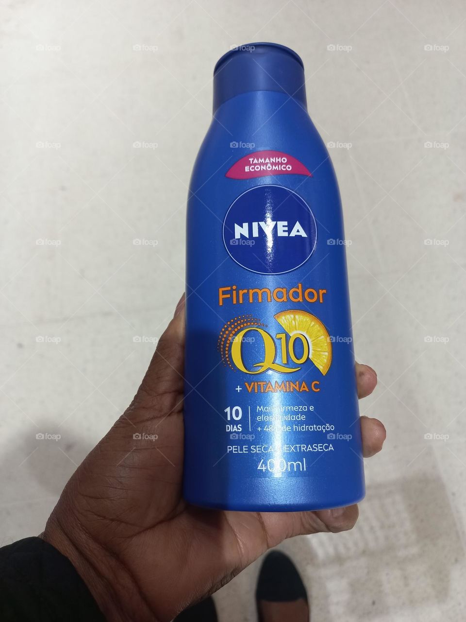 Pele bem tratada é Pele bem hidratada. Para ter e manter uma pele , firme com textura  mais homogênea,  luminosidade e sem descamação,  use o creme Firmador Q10 com Vitamina C da NIVEA, para deixar  sua pele firme com mais elasticidade