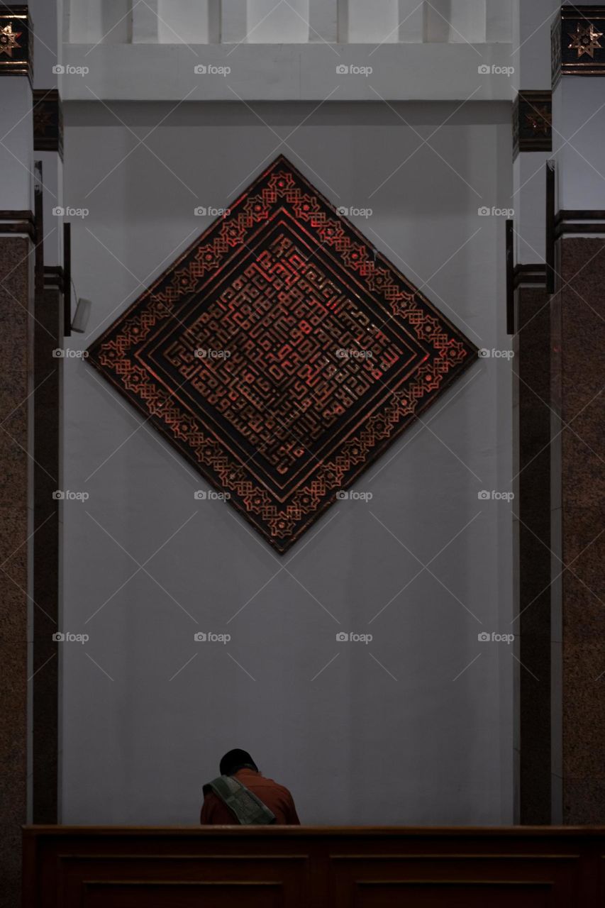 pray fervently in a mosque