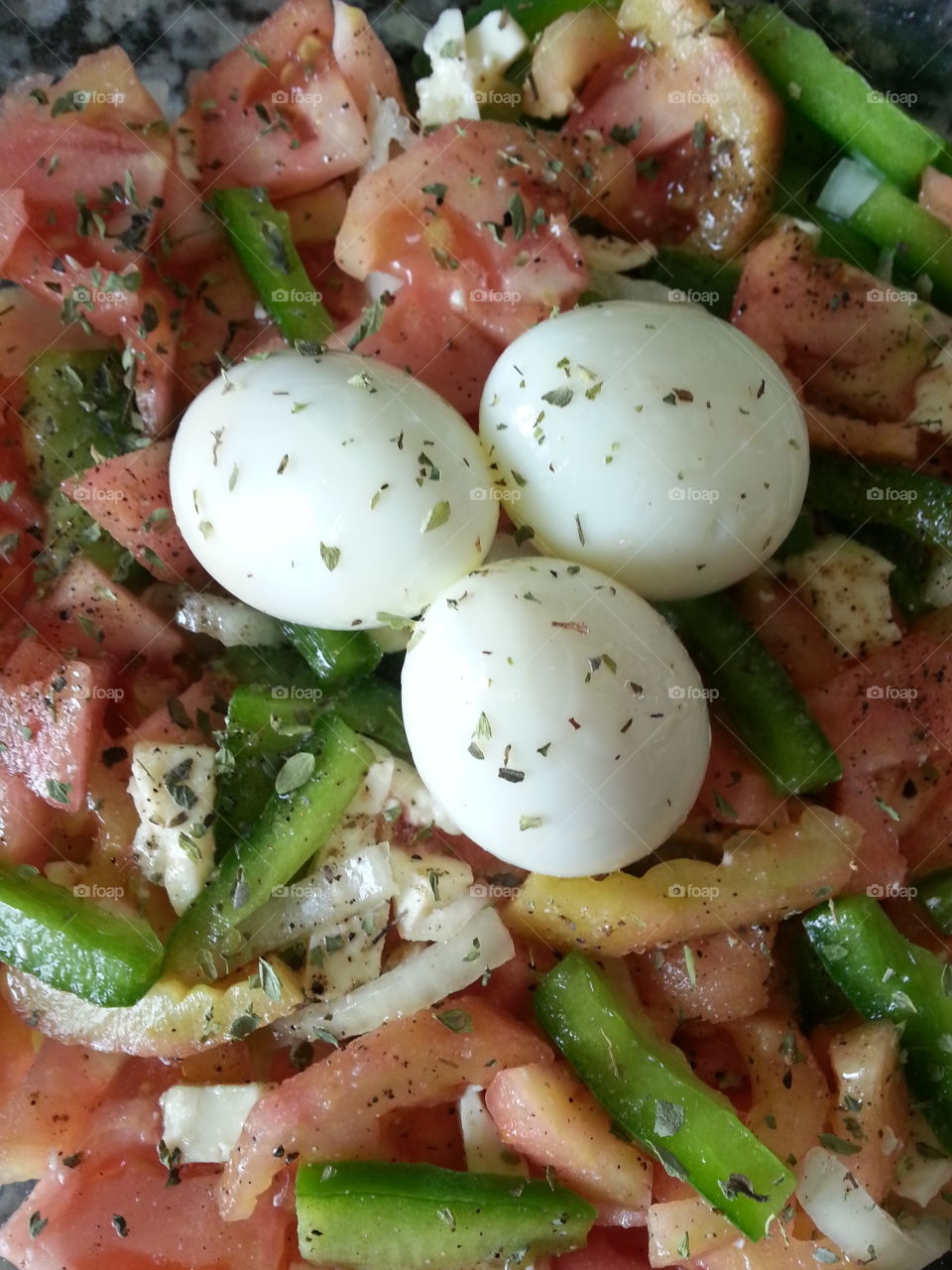 Salada com ovos caipira