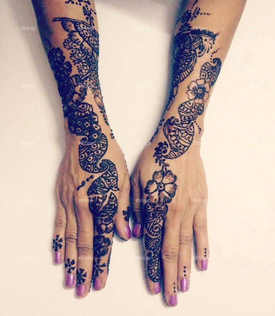 beautiful henna painted hands of an indian woman 😍