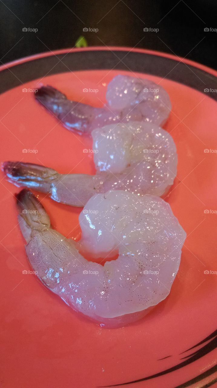 Fresh shrimp in the red dish