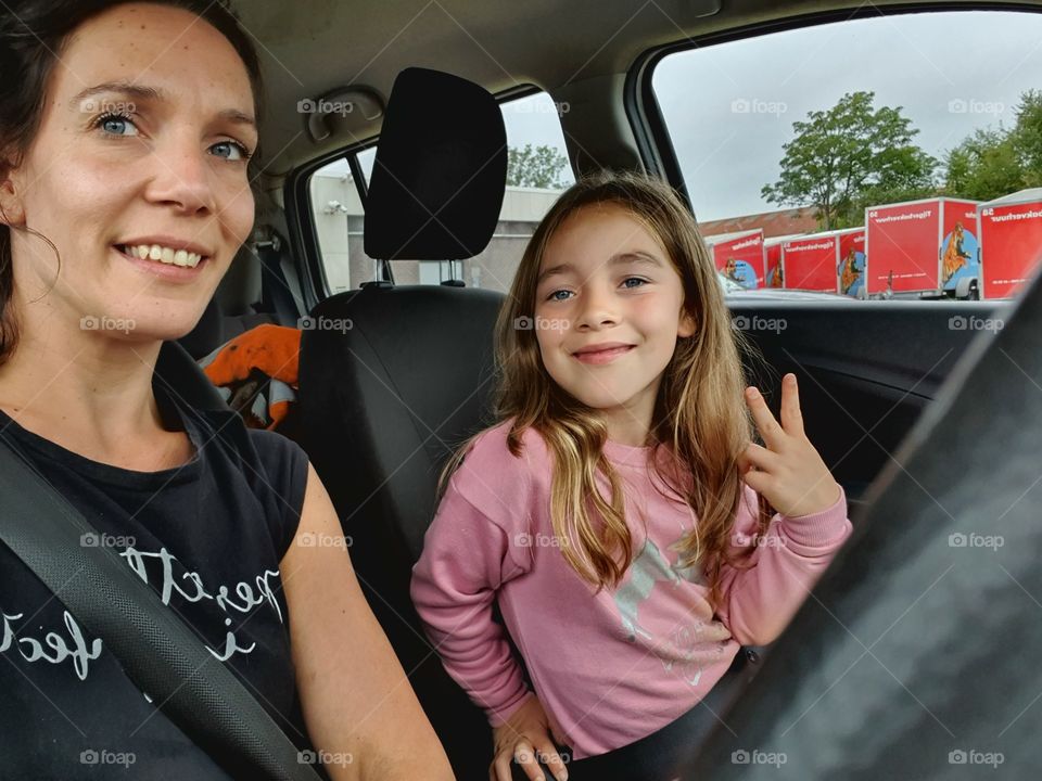 picture, mother and daughter in the car. wait until the bridge is open again.