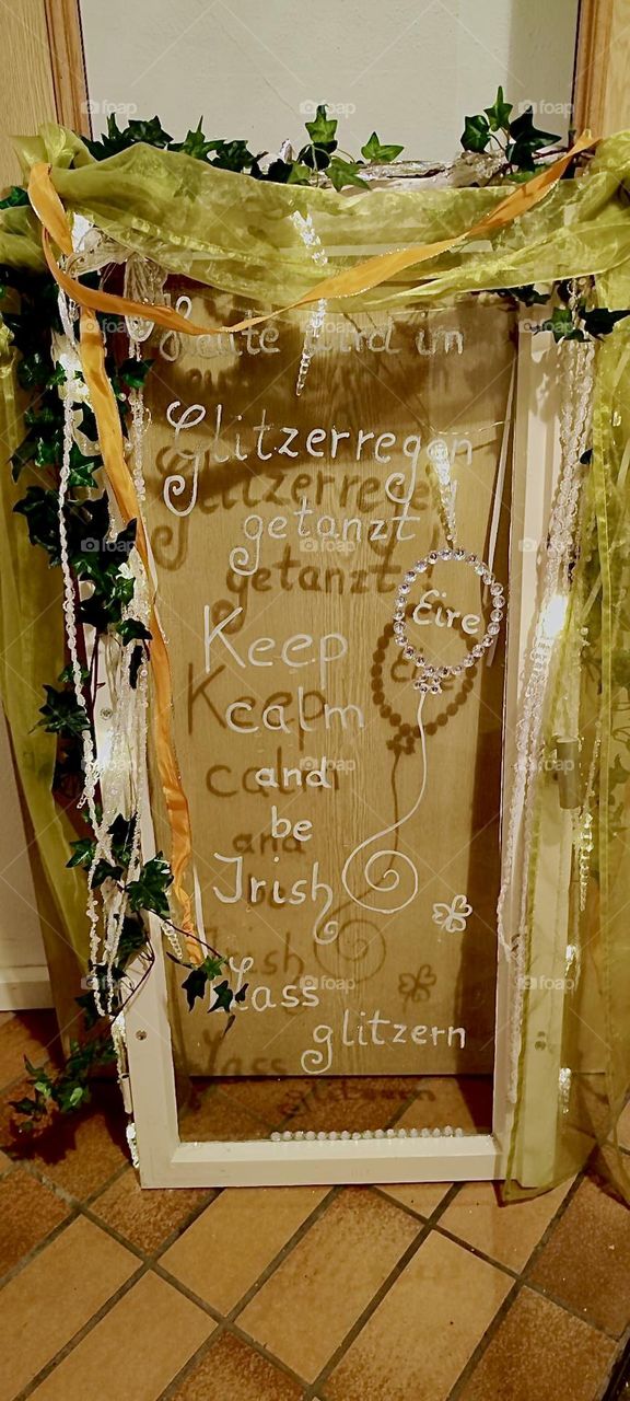 „Today we dance in glitter rain. Keep calm and be Irish. Let it glitter” says the sign for an evening of Irish folklore and song and dance in “Bavaria”, Germany. 2023. Hypnotic Productions