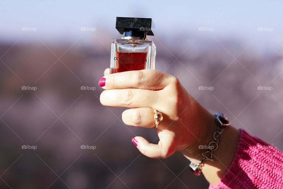 Putting on the lip pencil