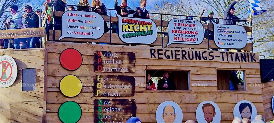 The „Regierungs Titanic“ or „Government Titanic“ set its traffic lights red, yellow & green: Social Democrats, Liberals, Environmentalists. But as in this carnival float in „Bad Füssing“ the political course is going down. 2024. Hypnotic Productions