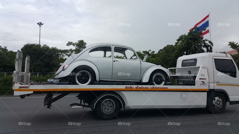 white classic car volkswagen Beetle