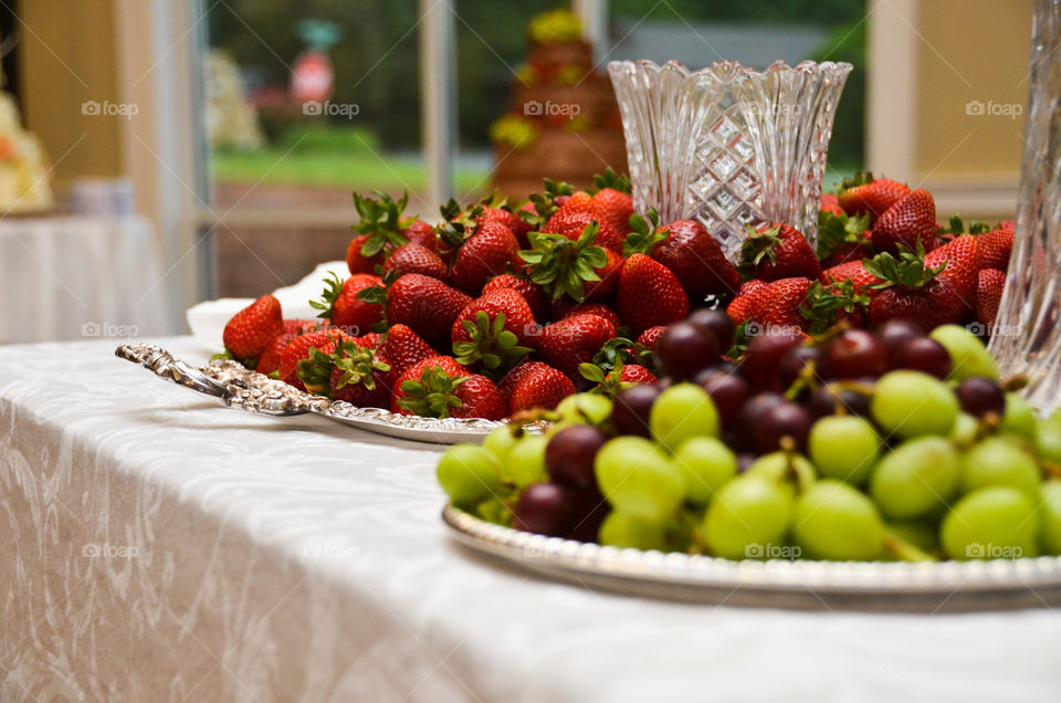 tray silver fruit strawberries by mengzishiliu
