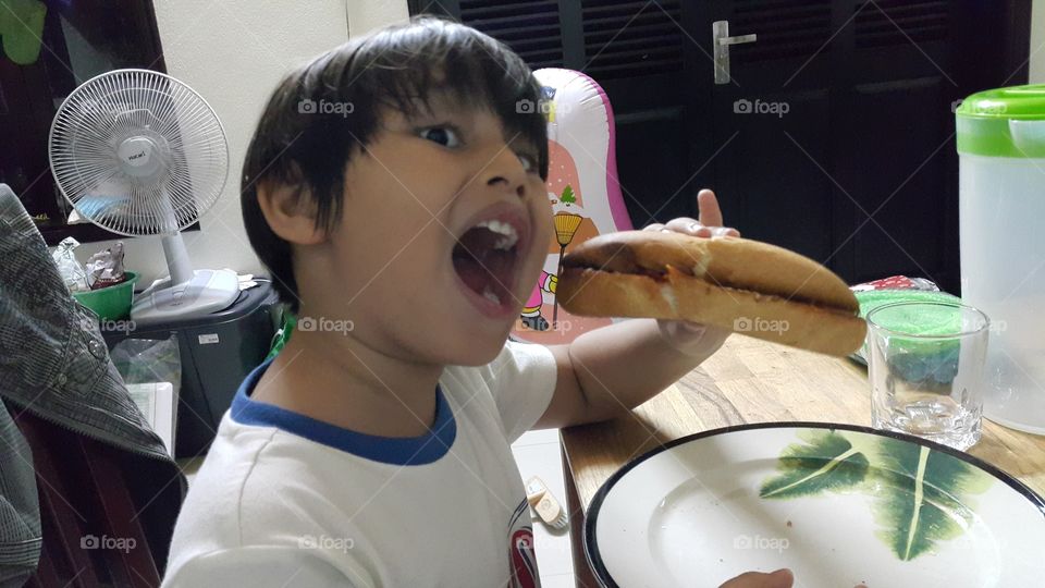 kid eating sandwich