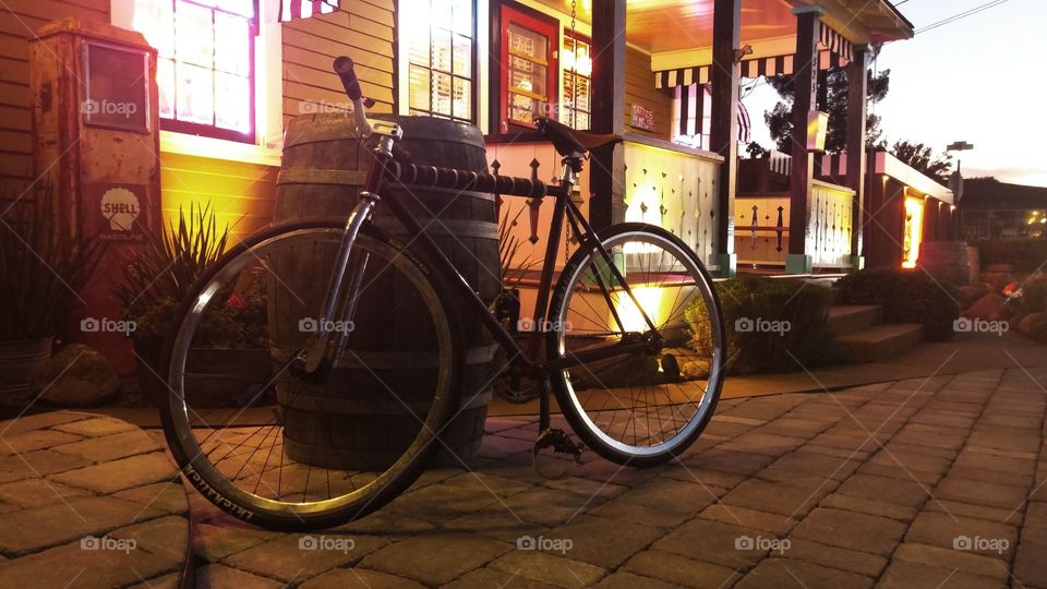 Dixie. Fixed gear bike in front of Napa Valley Tattoo Company