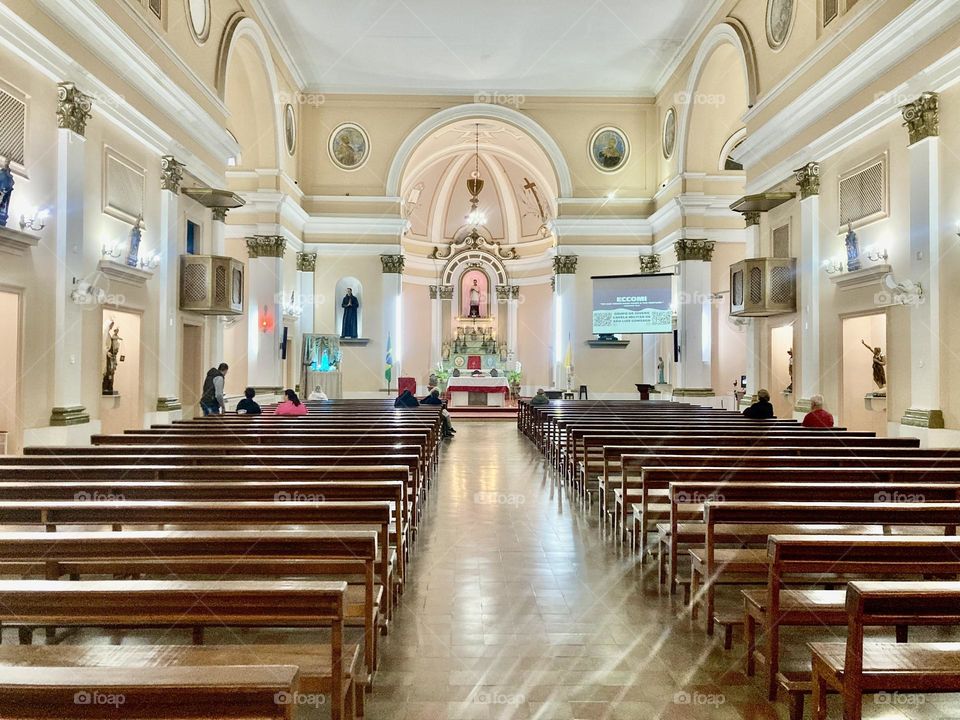 Onde quer que esteja, sempre que puder, pare e faça uma oração.

Abrigue-se em uma igreja, acalme o seu coração e livre-se da dispersão espiritual. Fique em um lugar de paz e converse com Deus, pois Ele nos ouve.