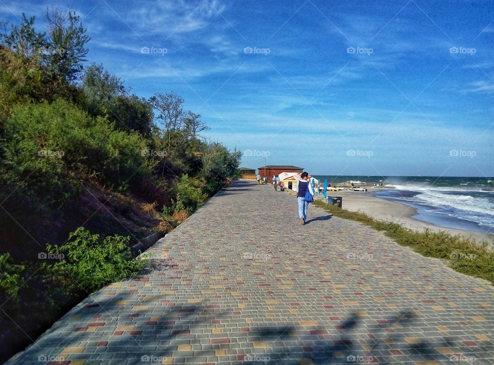 walk along the shore прогулка по берегу