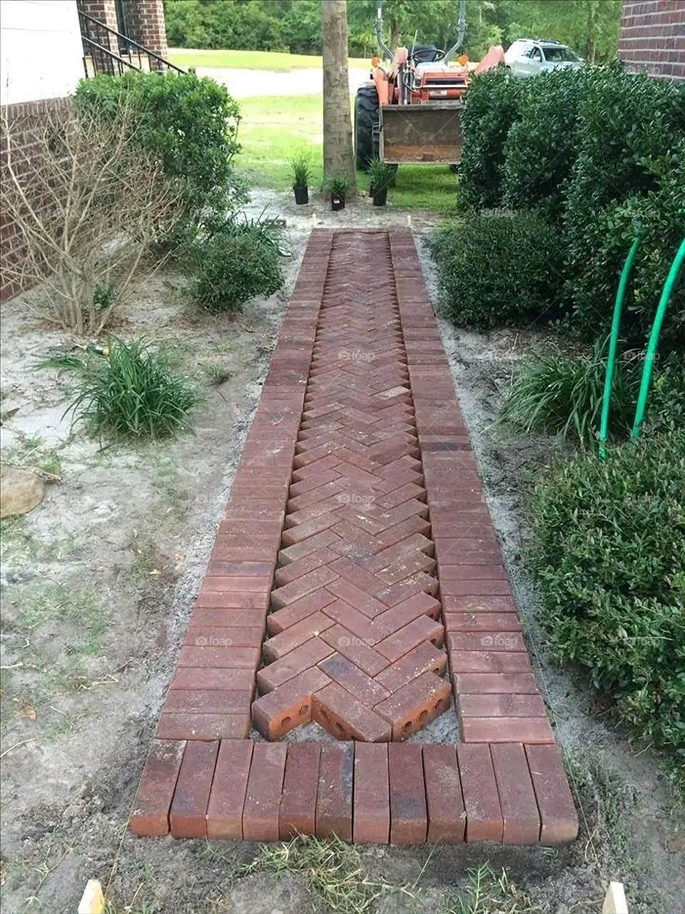 The image embodies a natural natural plate of the mountains of nature, where green agricultural stands are graded on the slopes as if they were lines of a poem, which fog harmoniously wrapped, and clouds hugged them in the mountain knife and the whis