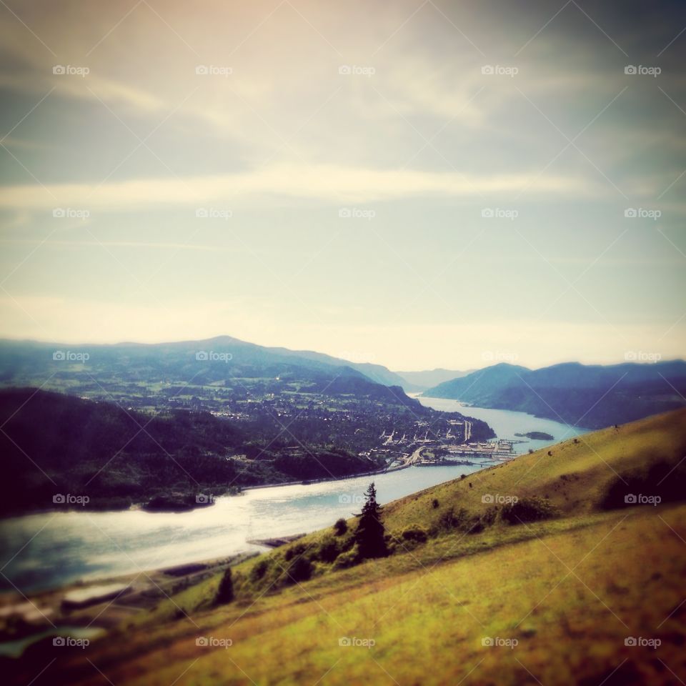 Looking west down the Columbia River Gorge above White Salmon, Washington.