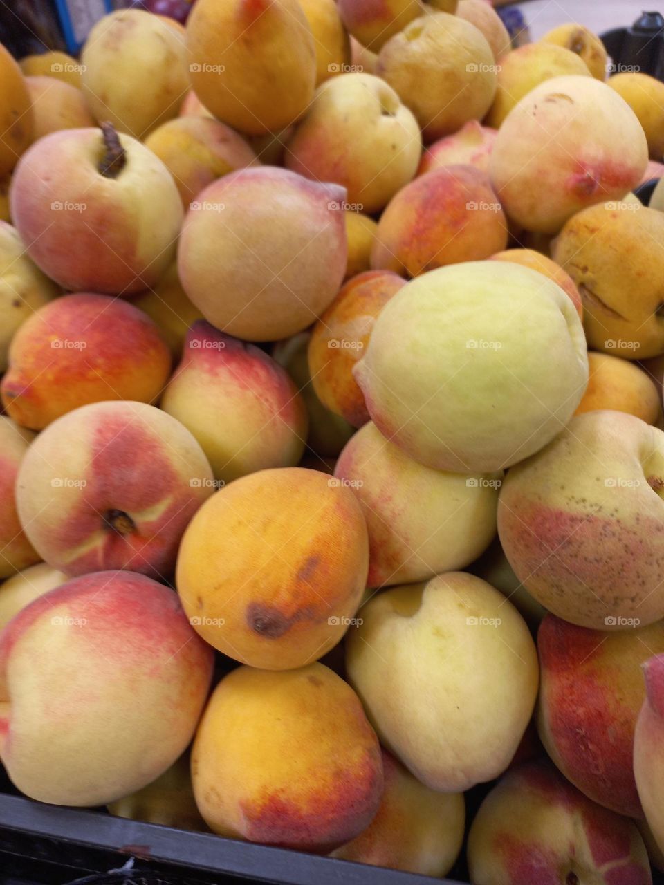 Pêssego é rico em fibras, bom para o funcionamento do intestino. Contém minerais como fósforo, magnésio, manganês, cobre, Iodo e ferro.