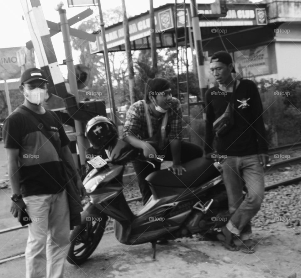 It doesn't have to be expensive to be able to chat with friends on the side of the road, it can also be to exchange experiences