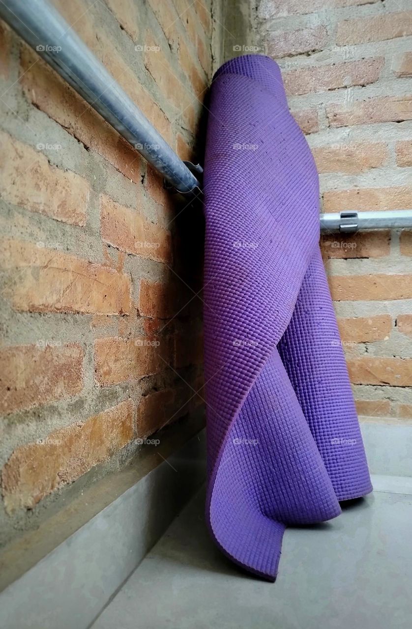 The mat used in the practice of Yoga is much more than a simple mat... It is an intimate space that contains the vibrations of your practice, in addition to preserving your personal hygiene.
