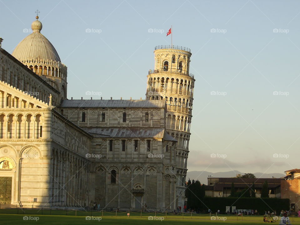 La torre de Pisa se asoma