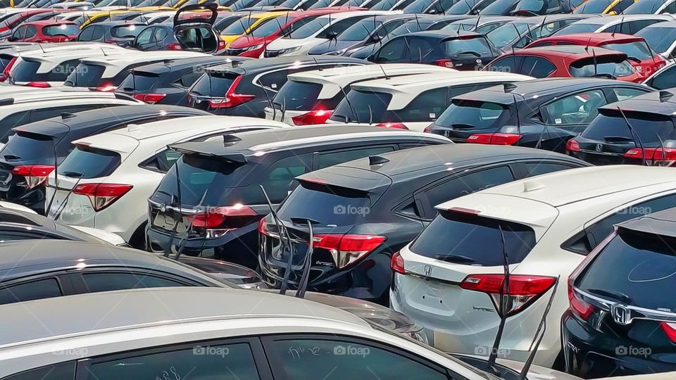 Dozens of sedans SUV car, car display warehouses, open fields, cars for sale, many choices of type, various calor choices, various engine capacities, latest technology, injection, parking sensors