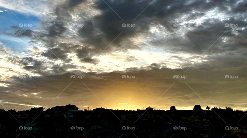 BEAUTIFUL DAY IN BRAZIL - Tivemos 5 minutos de sol hoje cedo, em Bragança Paulista. Eis o Astro-Rei aqui, dando um “alô”, antes de desaparecer entre as nuvens.
Registrar a natureza é sempre muito bom!