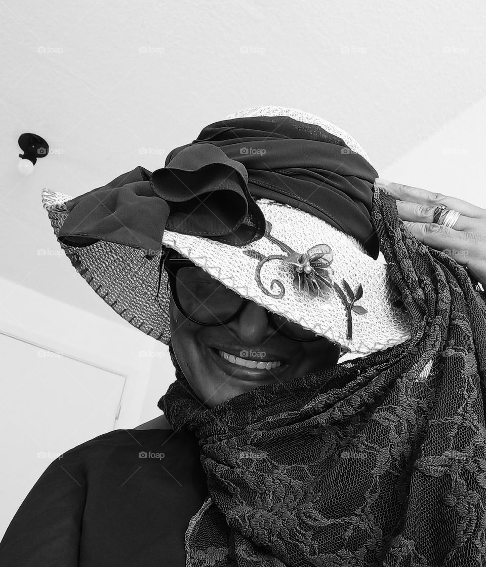 Lenço com elegância! Você  pode escolher um lenço no mesmo estilo de suas roupas ou escolher um look básico, e dar uma cara diferente com um lenço, adicionando um ponto de cor se estiver vestida de cor branco ou preto.