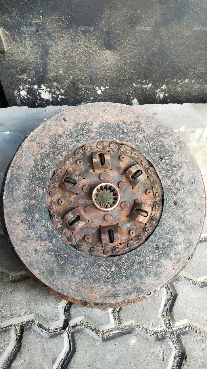 A rusty car clutch needs to be replaced.